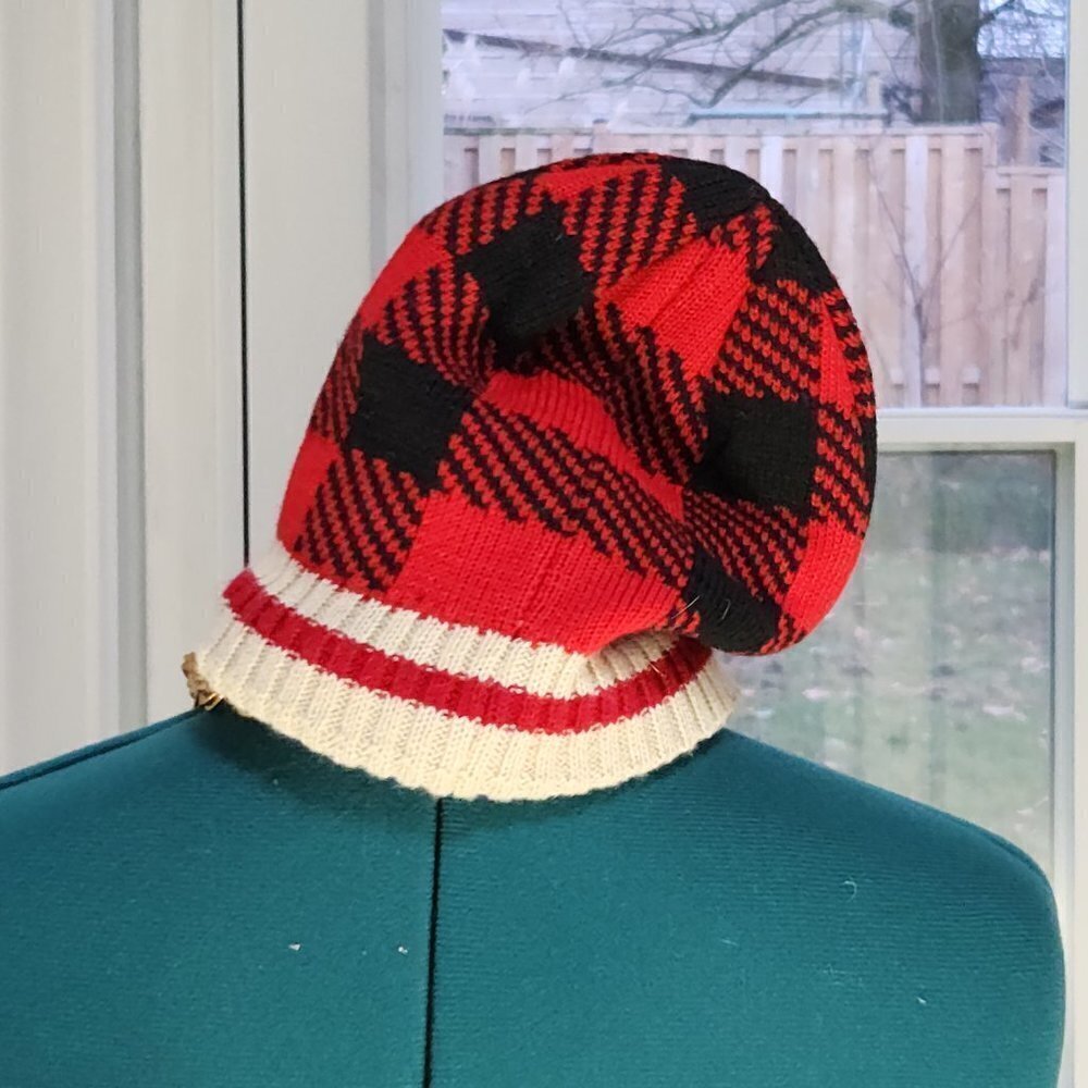 P136. NWOT Buffalo Plaid Fleece Lined Canada Toque - Picture 2 of 3